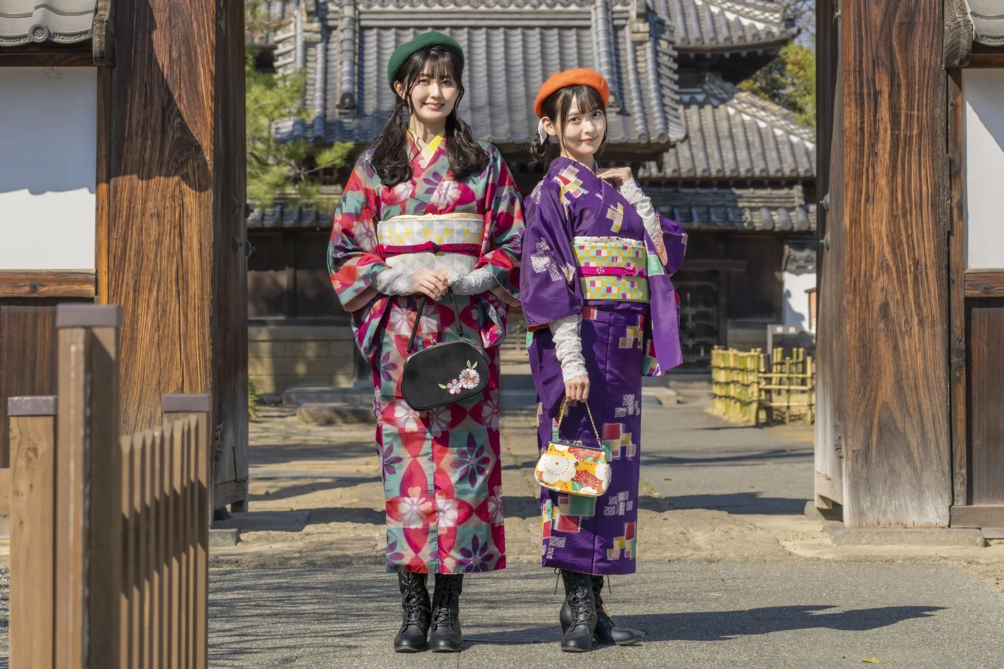 着物姿で街並みを歩く二人の女性