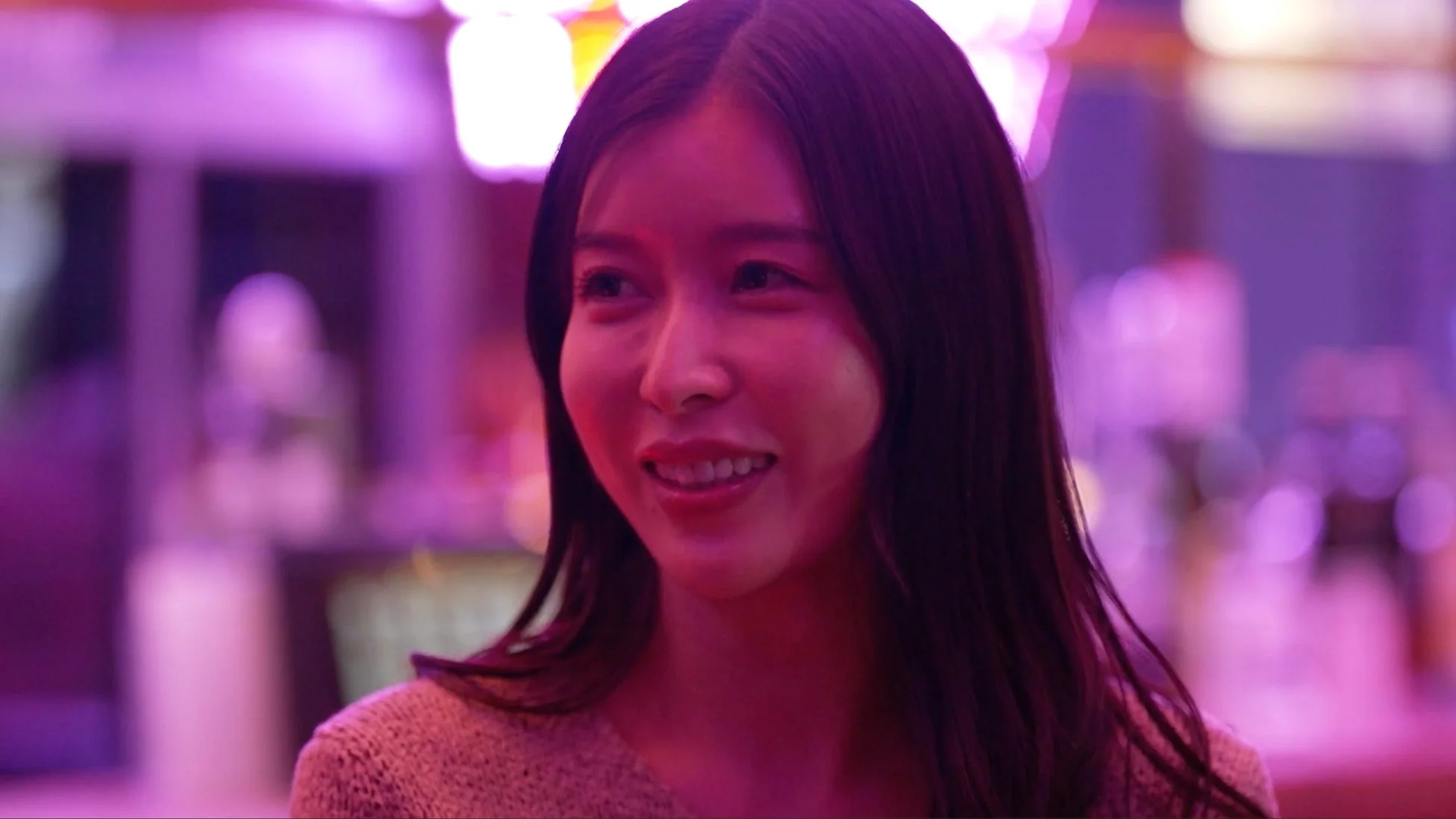 夜のネオンに照らされた若い女性の笑顔