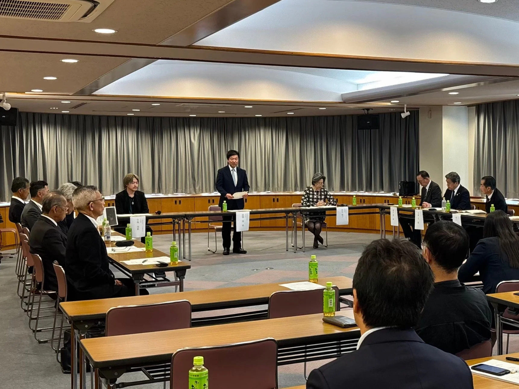 会議で話す男性