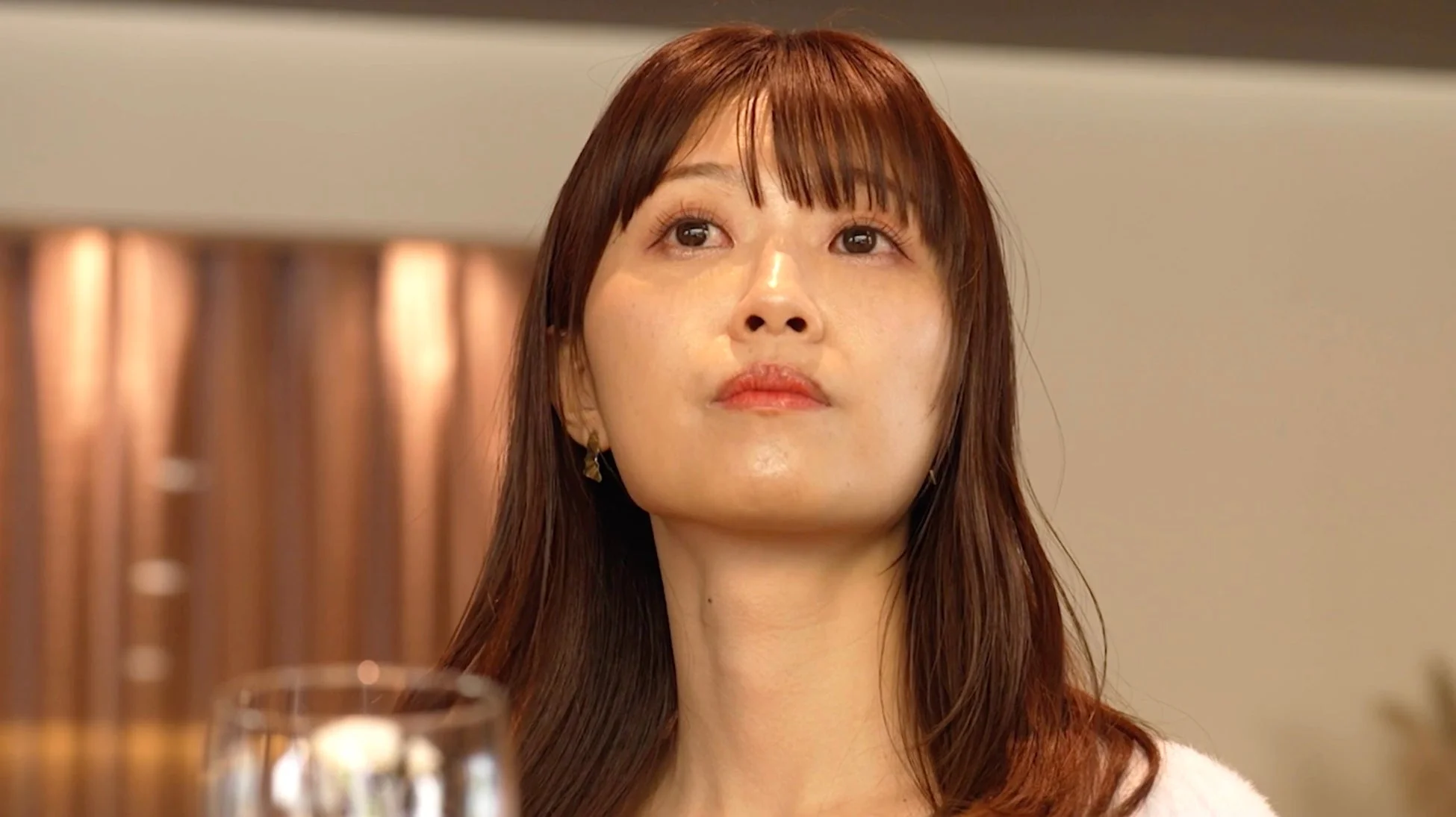 真剣な表情で見上げる女性