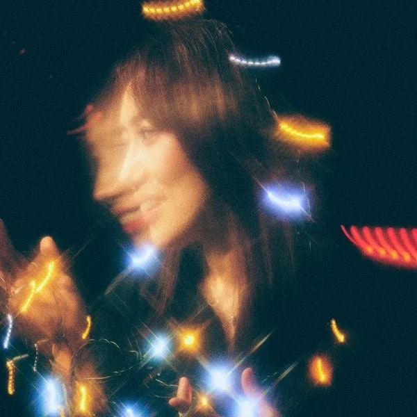 夜景を背景に微笑む須藤絵理香氏のポートレート