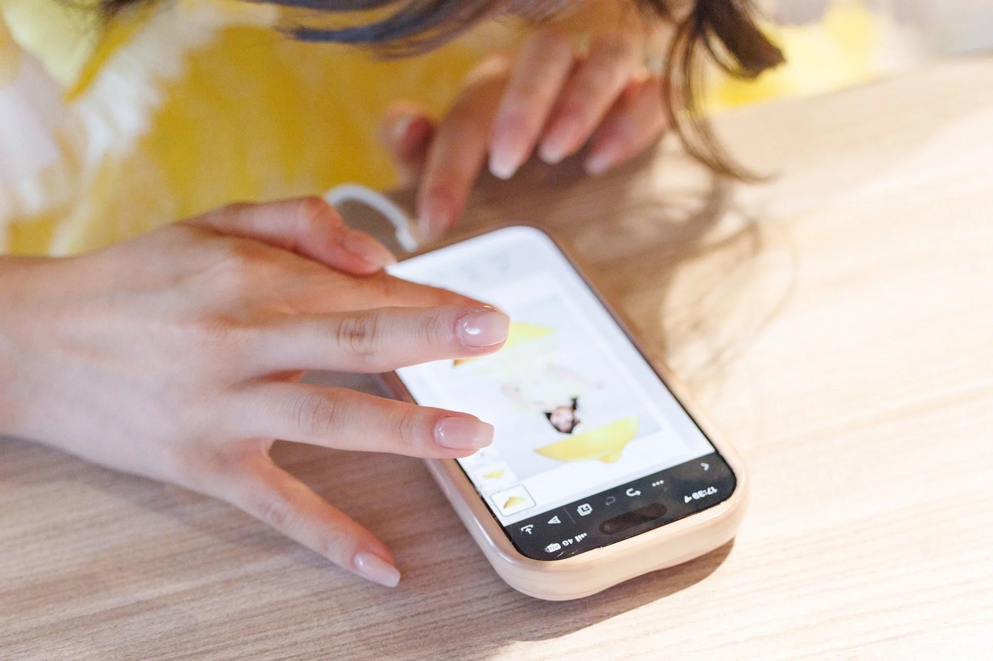 スマートフォンを操作する手元