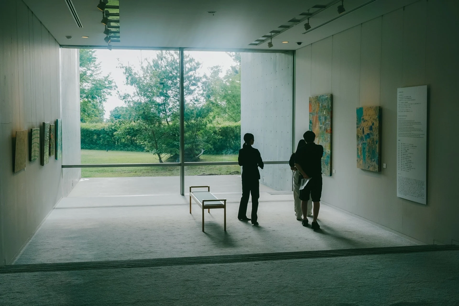 窓から自然が広がる美術館