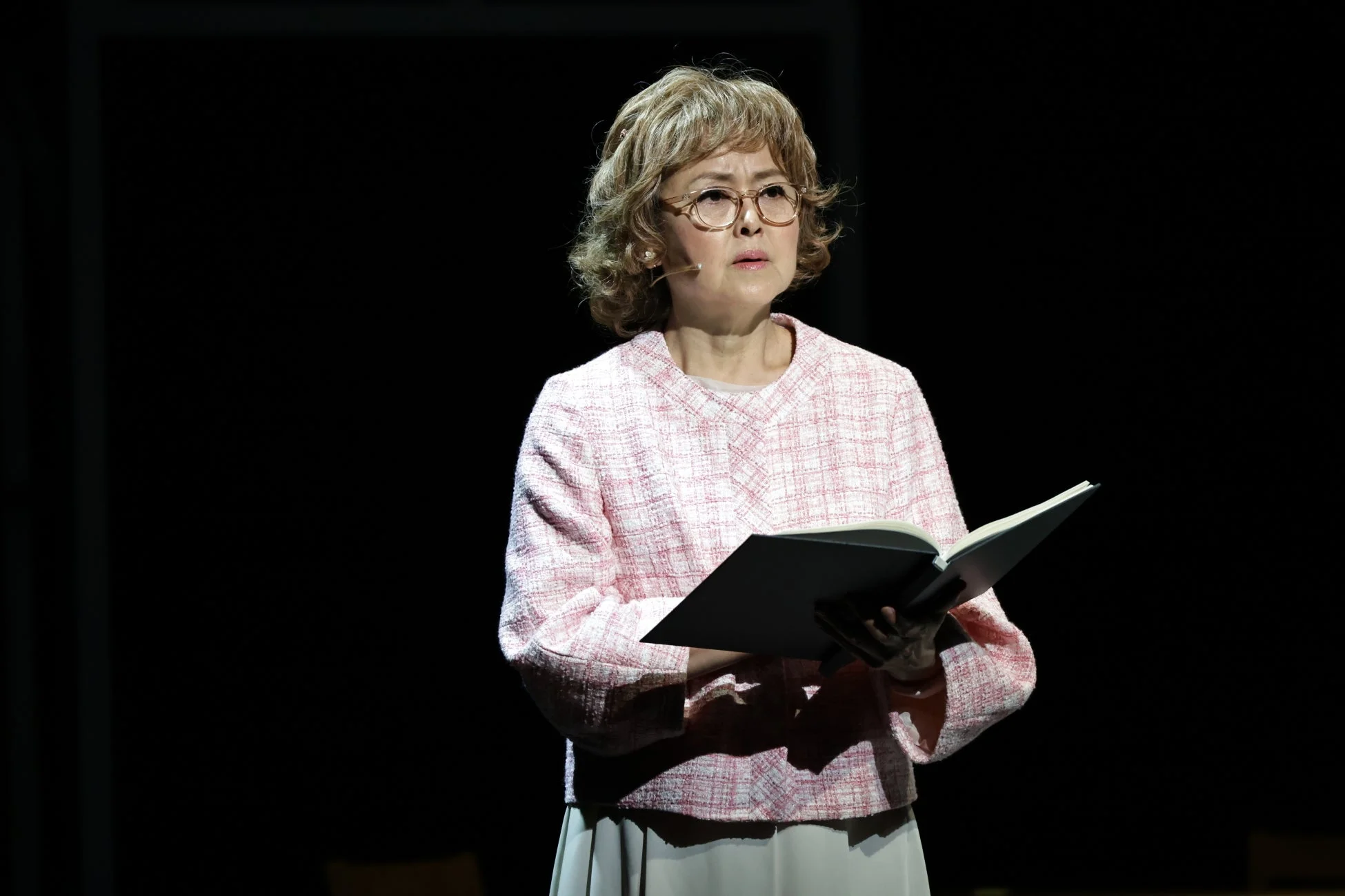 本を手に語るあめくみちこ