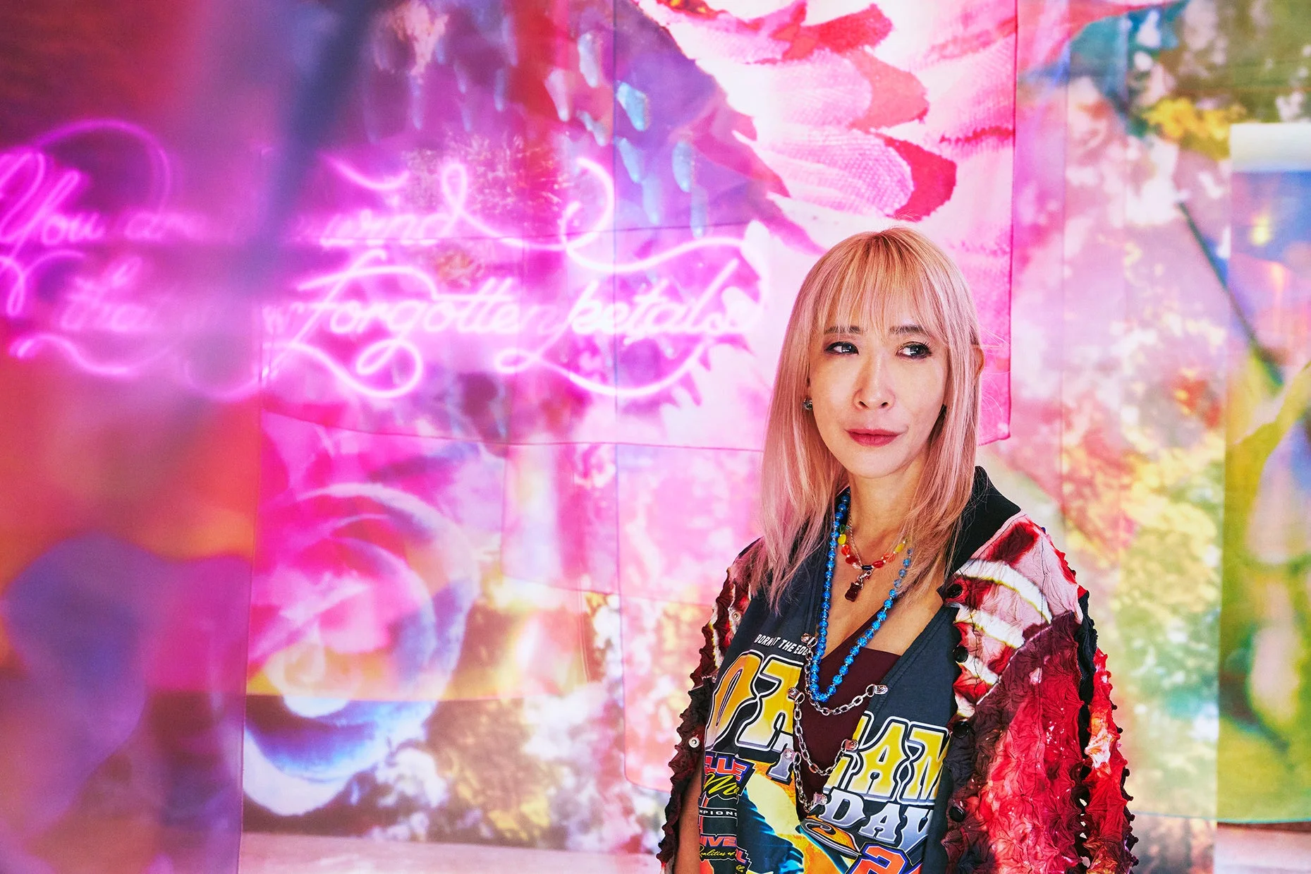 ピンクの髪の女性と鮮やかなアート