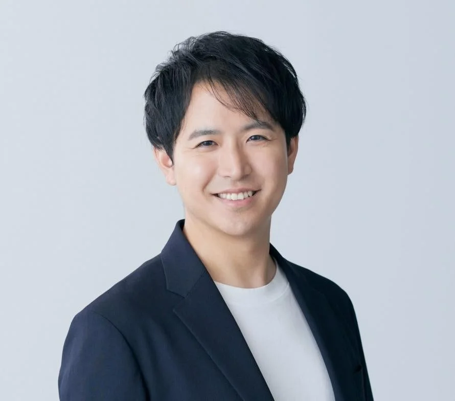 ダークなジャケットと白いTシャツを着用したアジア人男性のポートレート