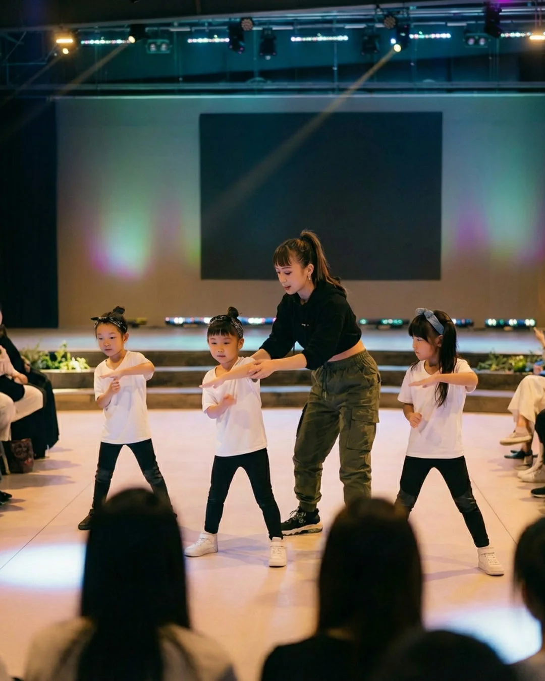 ダンスレッスンを受ける子供たち