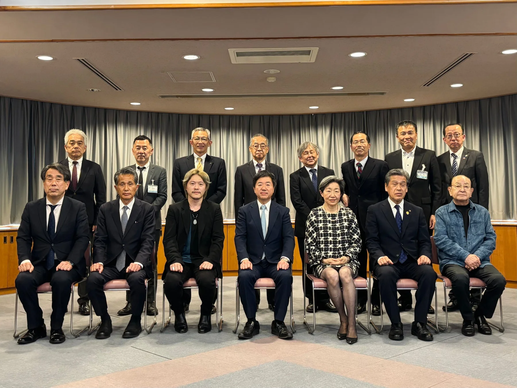 会議室での集合写真