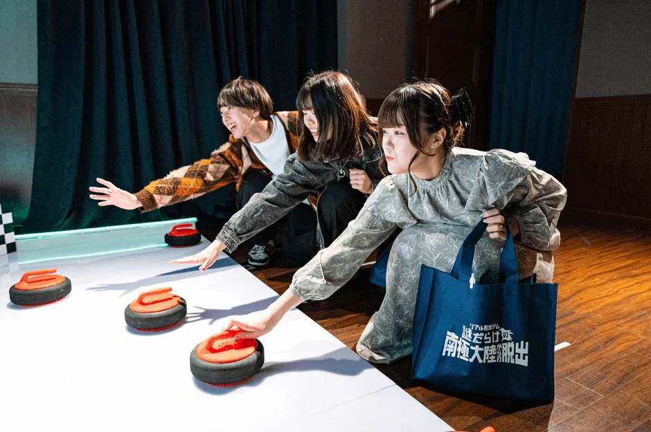 ミニカーリングゲームを楽しむ参加者