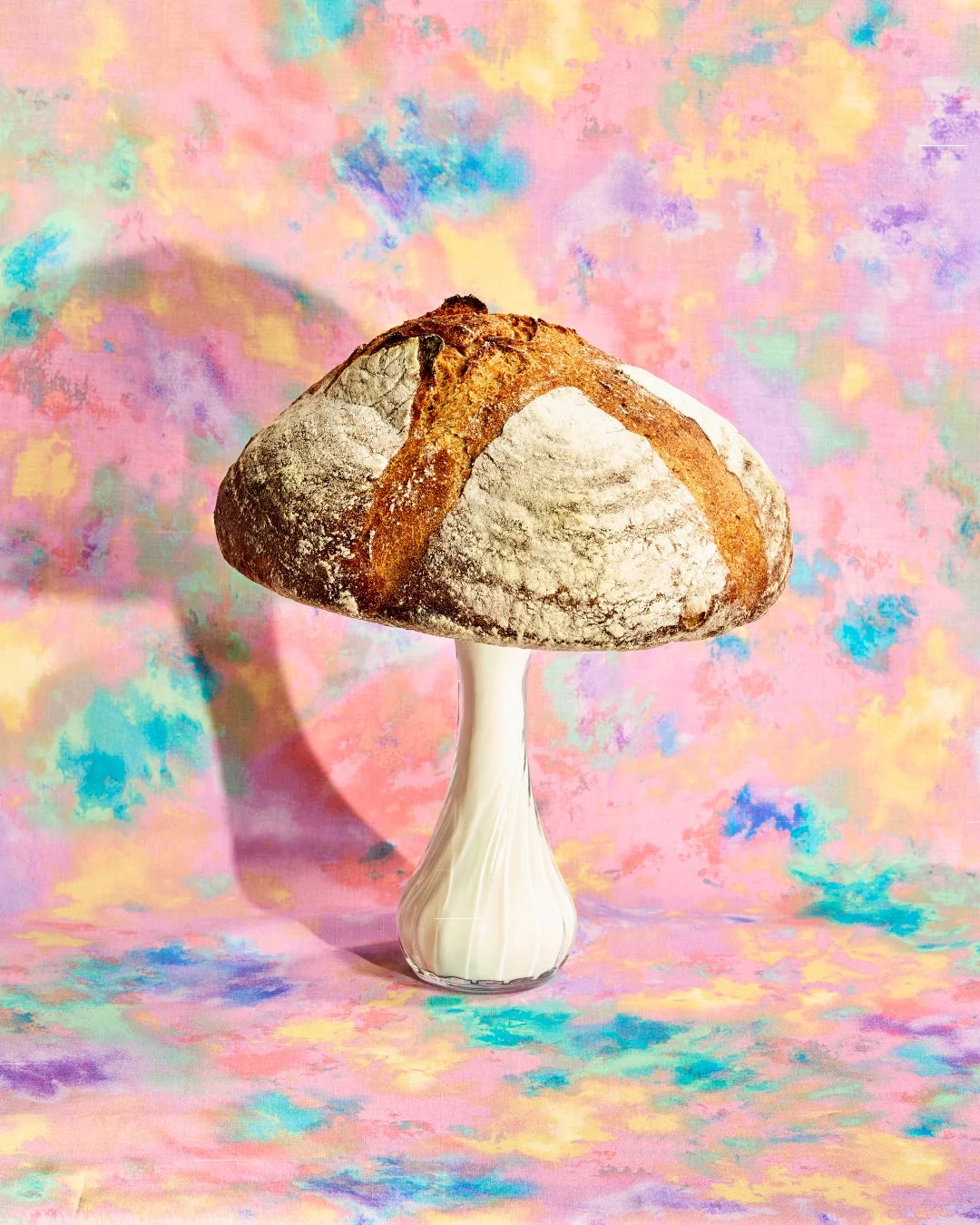 白い花瓶の上に置かれたパン