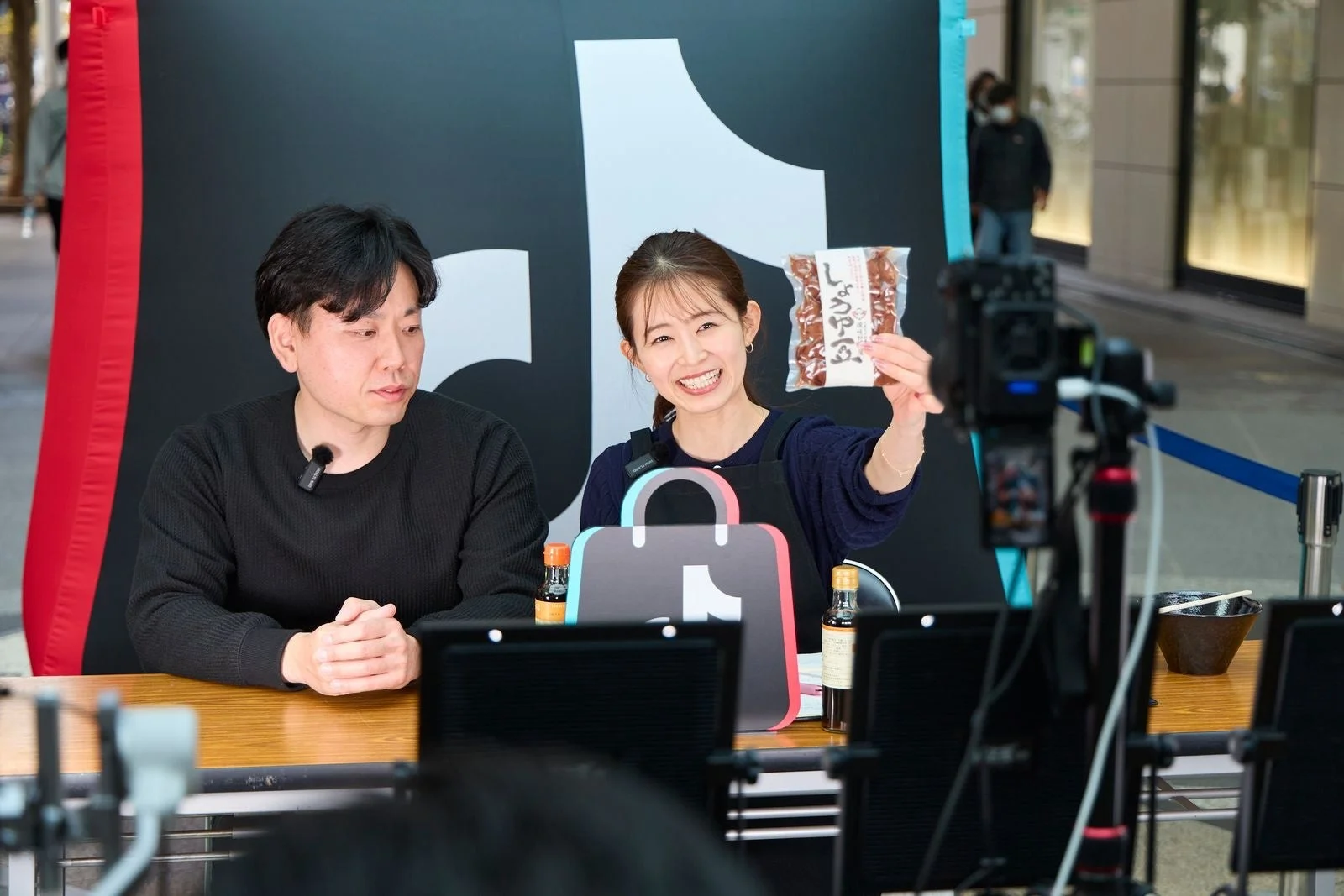 ライブ配信で商品を紹介する様子