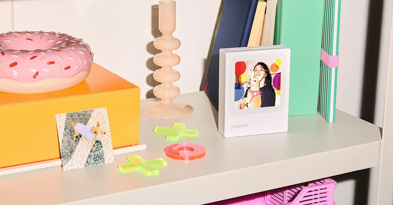 Polaroid Hi-Print 3x3本体をフォトフレームとして使用する様子