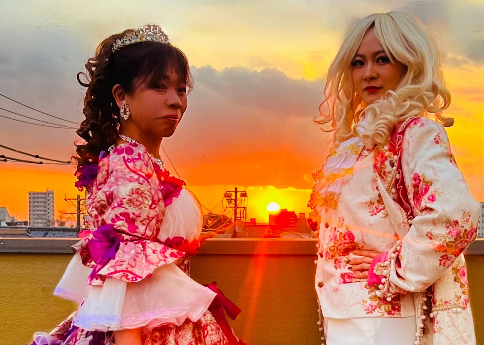 夕焼けを背景にドレスをまとった女性たち