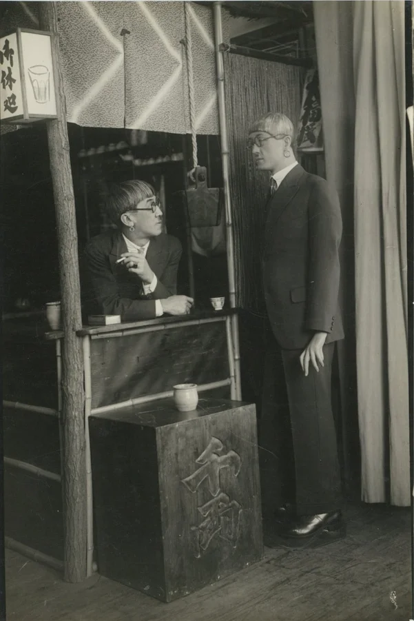 茶屋で休憩する男性たち