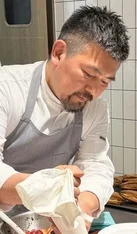 シェフコートとエプロンを着用した男性