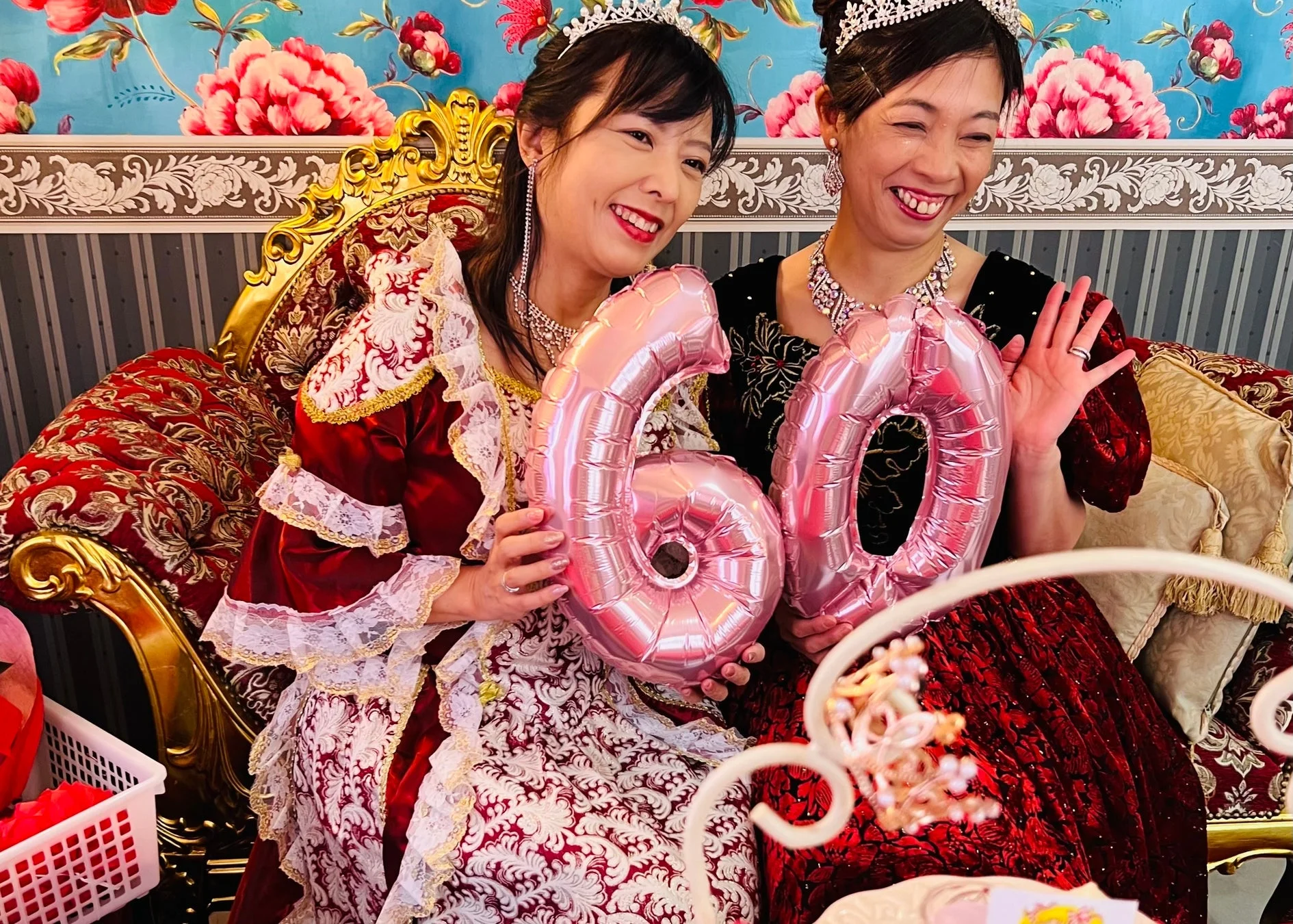 還暦祝いの赤いドレスをまとった女性たち