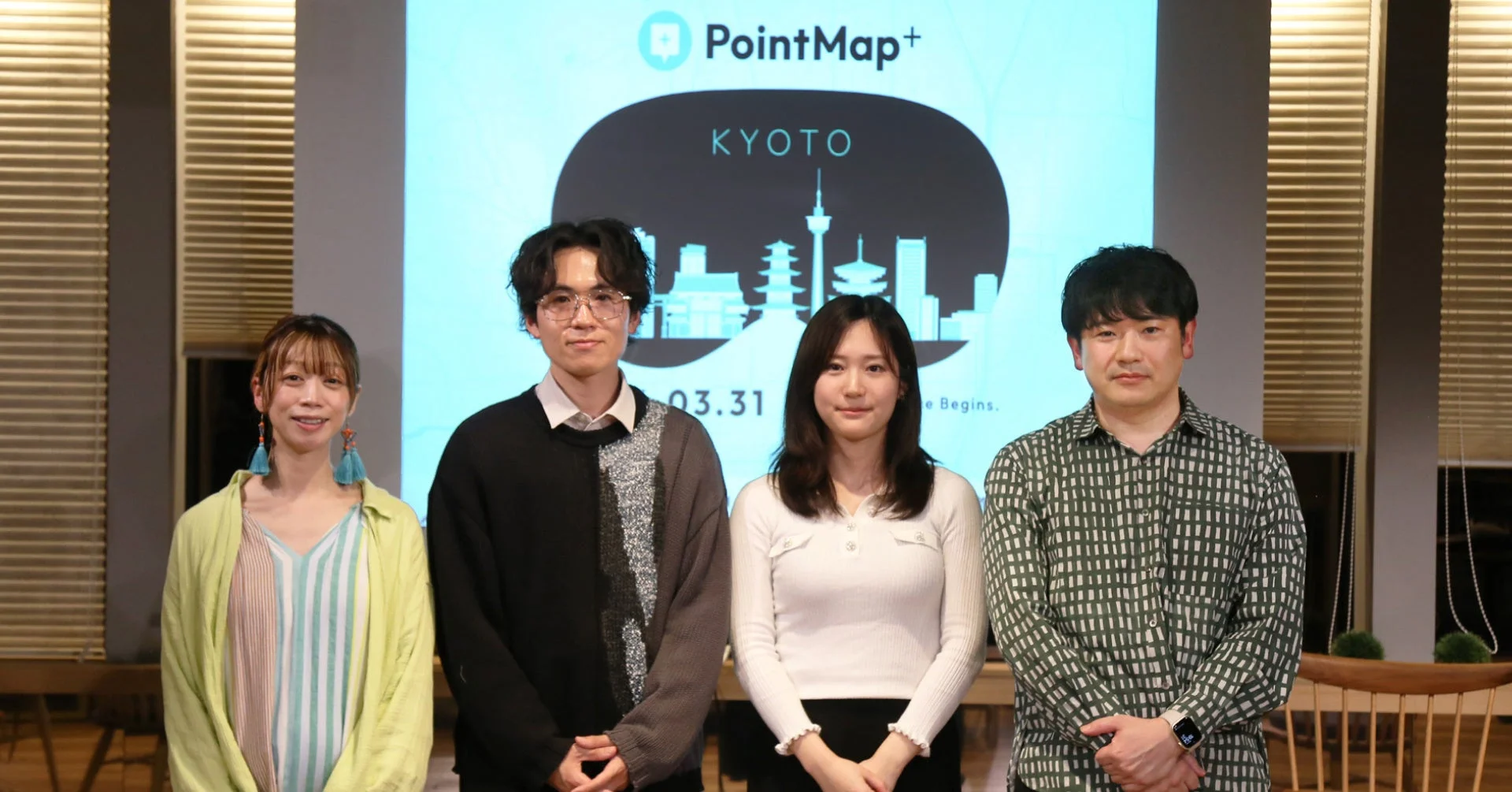 「PointMap+ KYOTO」のロゴが背景に表示されたステージで、4人の男女が並んで立っている