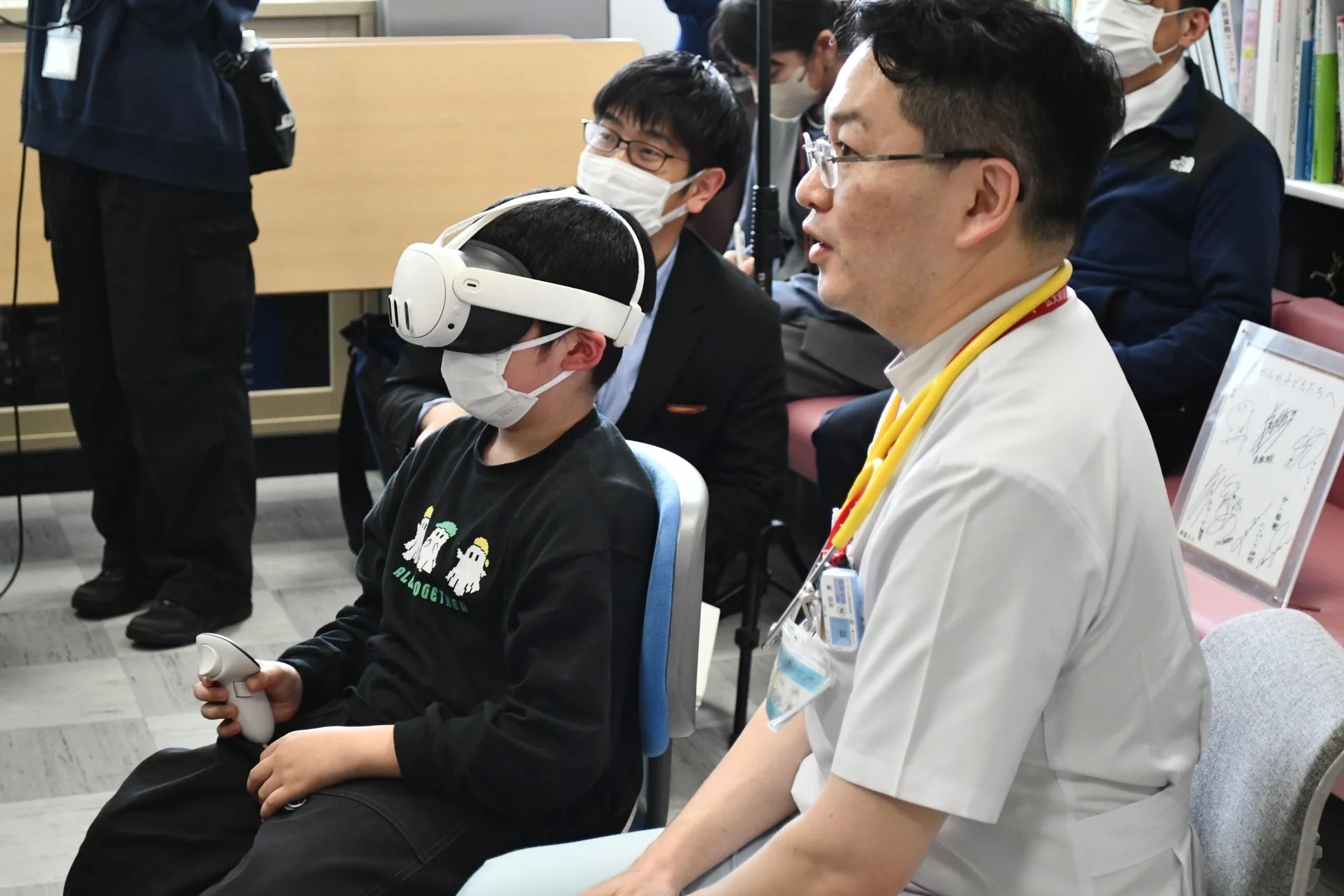 VR体験の子供と医療従事者