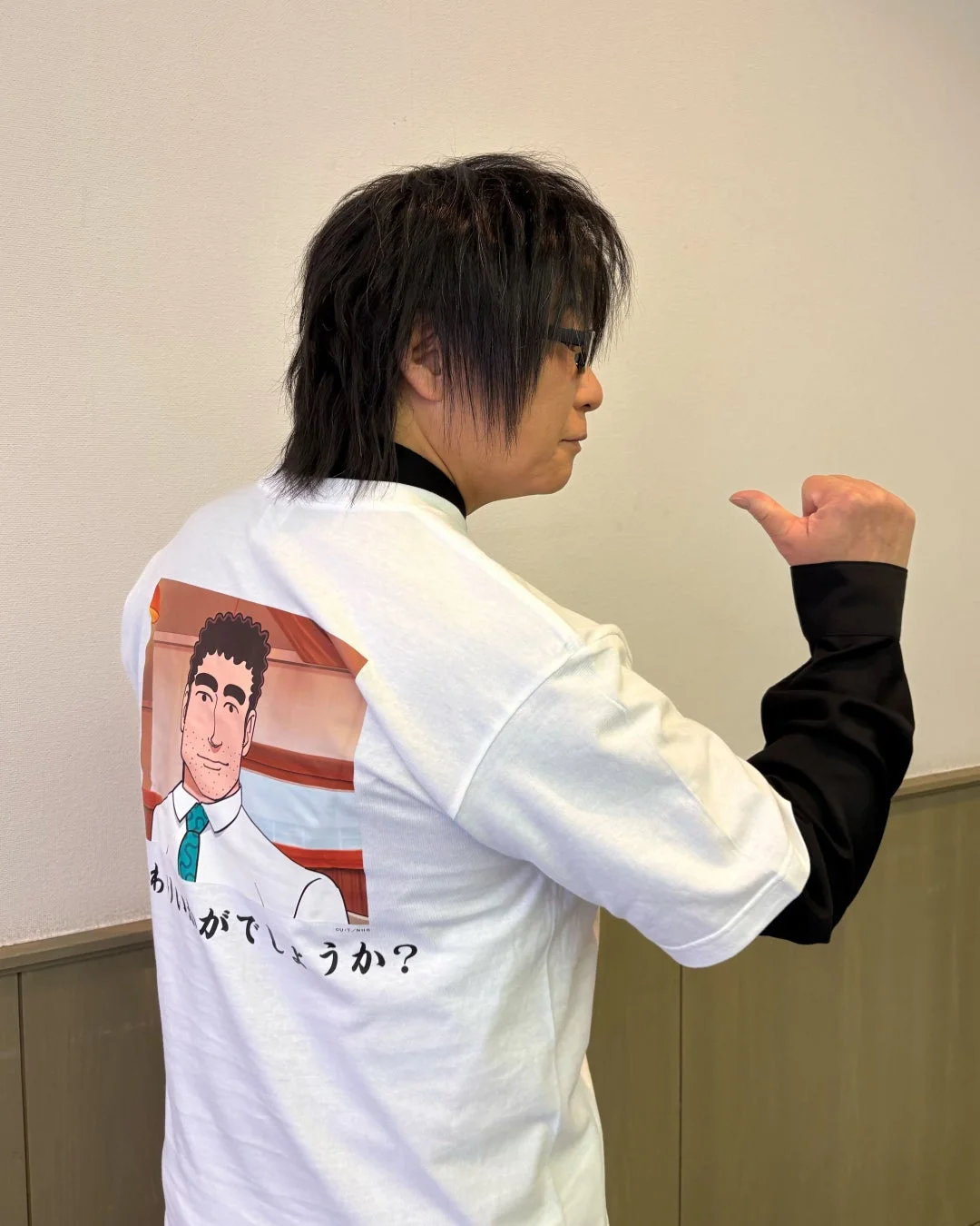 森川智之さん Tシャツ着用 後ろ姿