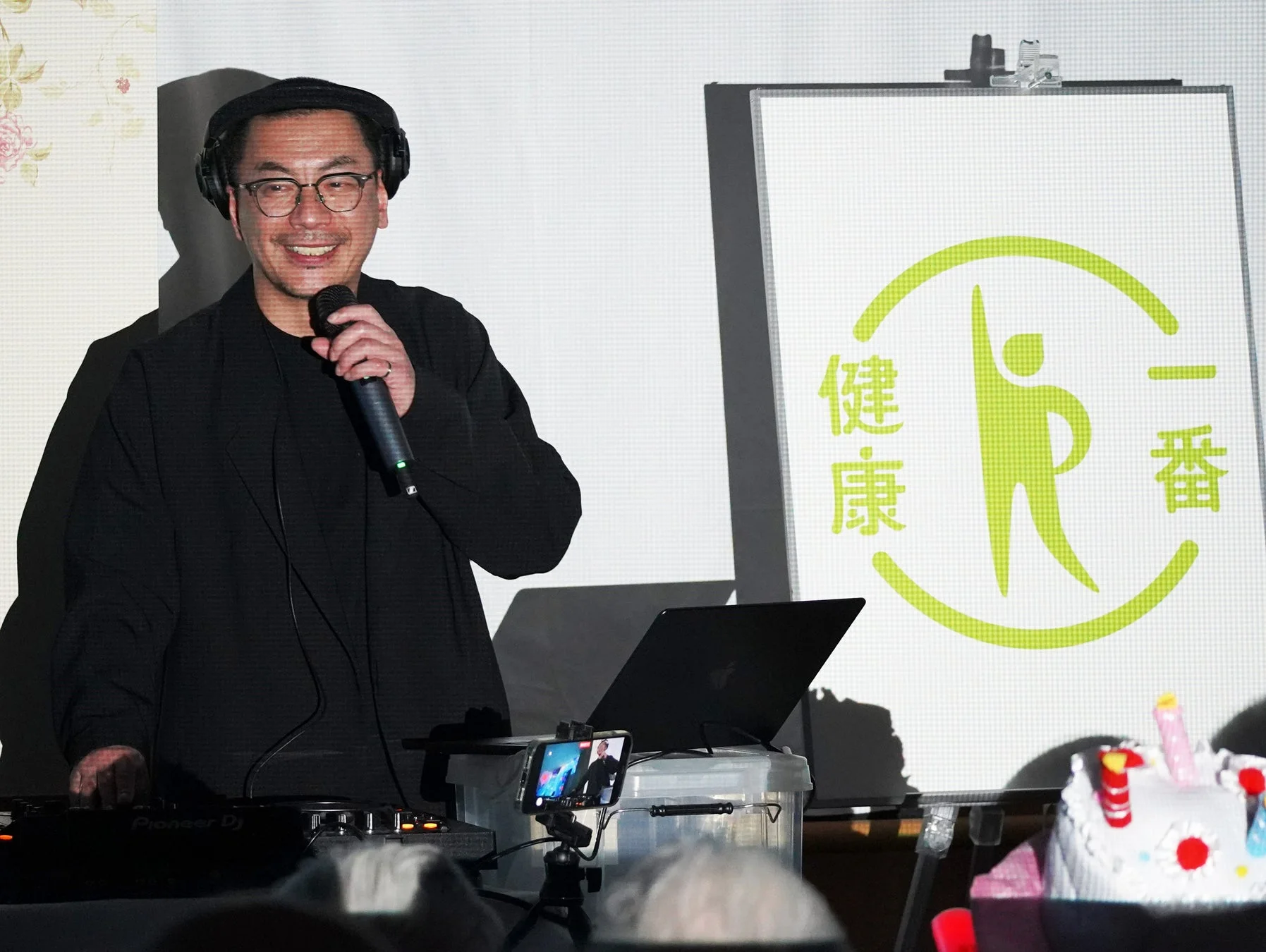 DJ機器を操作するDJ GEN氏