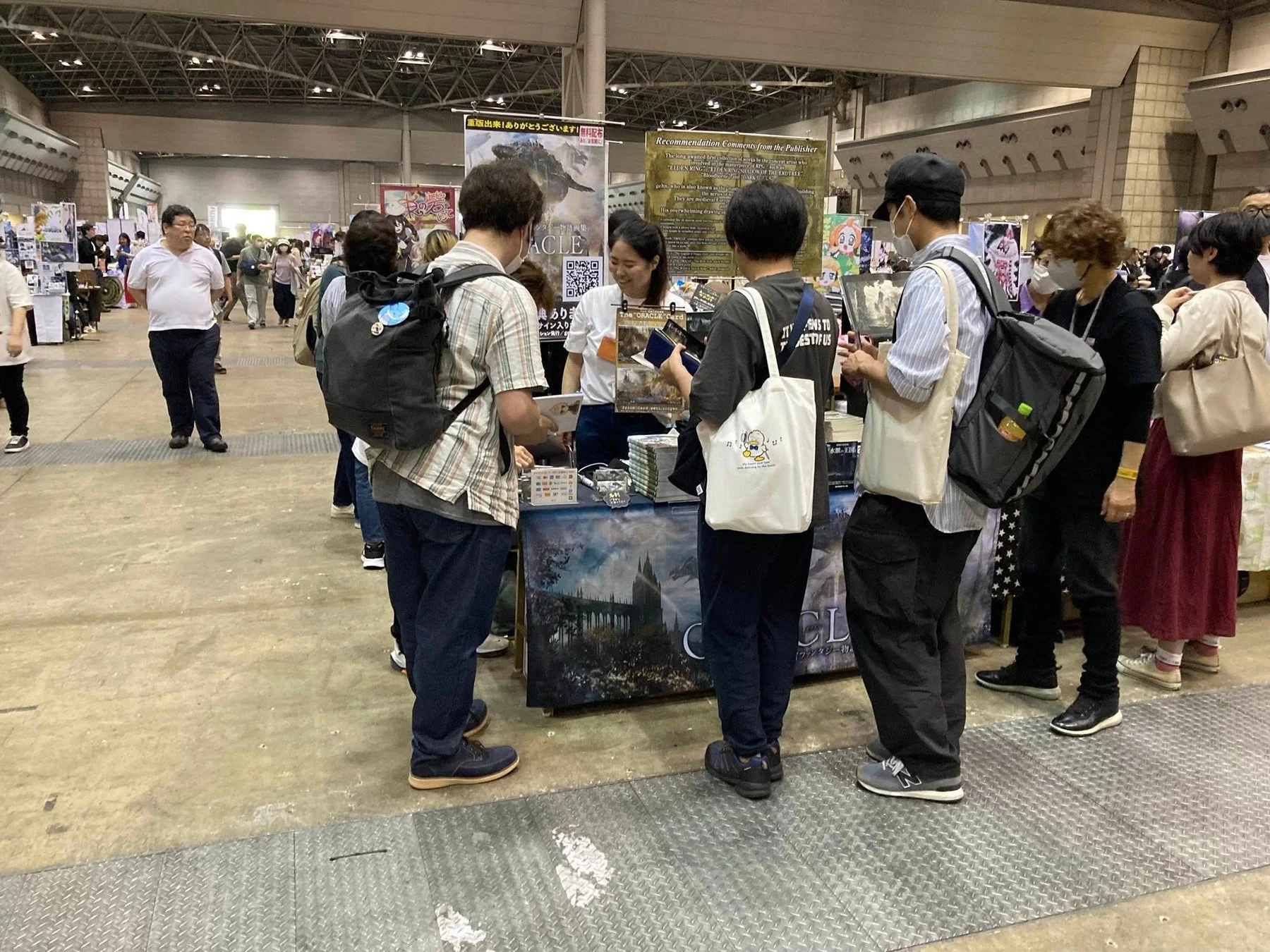 イベント会場のブースで商品を見る人々