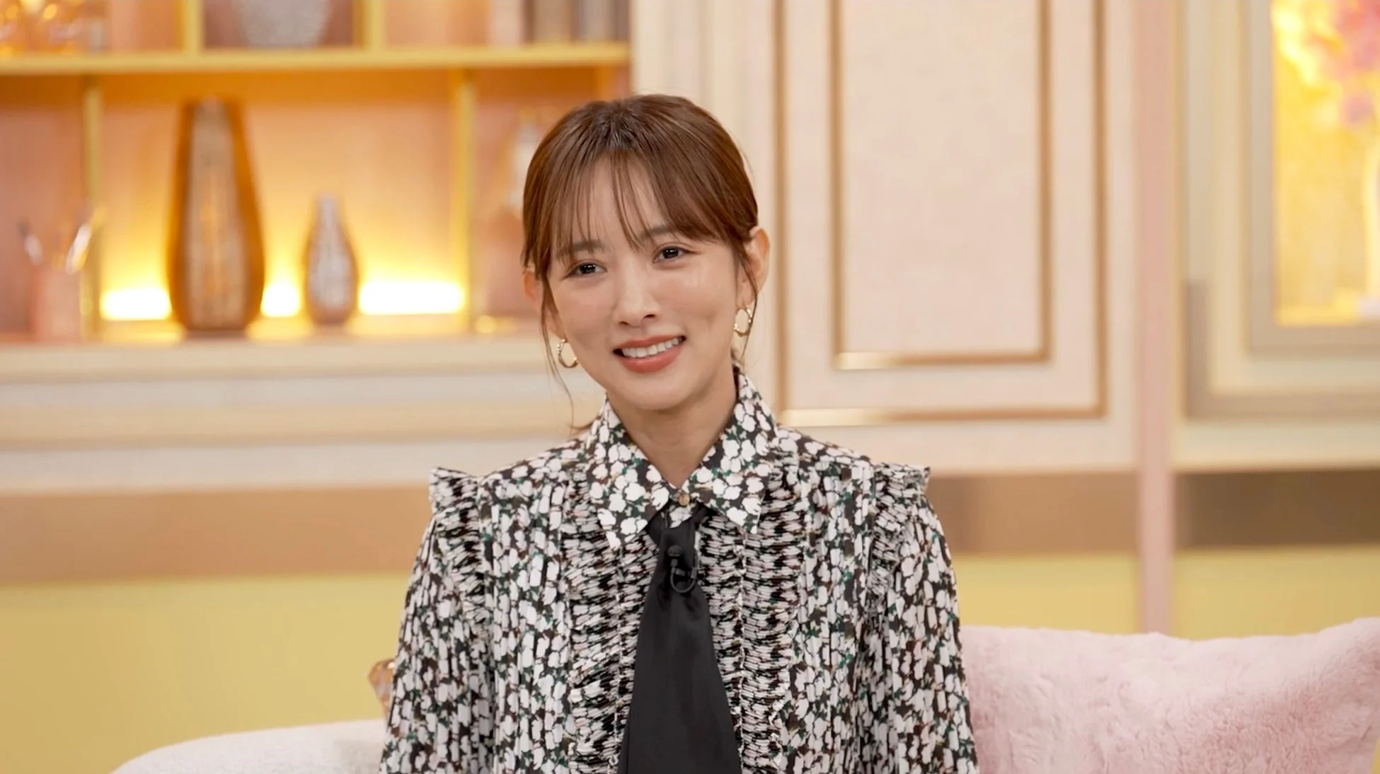 笑顔でカメラを見つめるアジア人女性