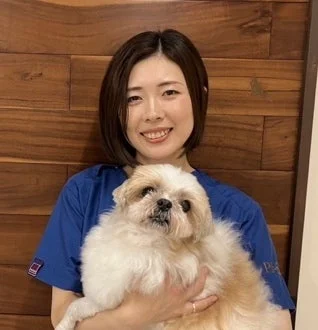 犬を抱くスタッフ