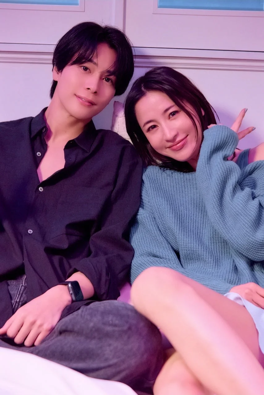 笑顔でピースサインをする男女