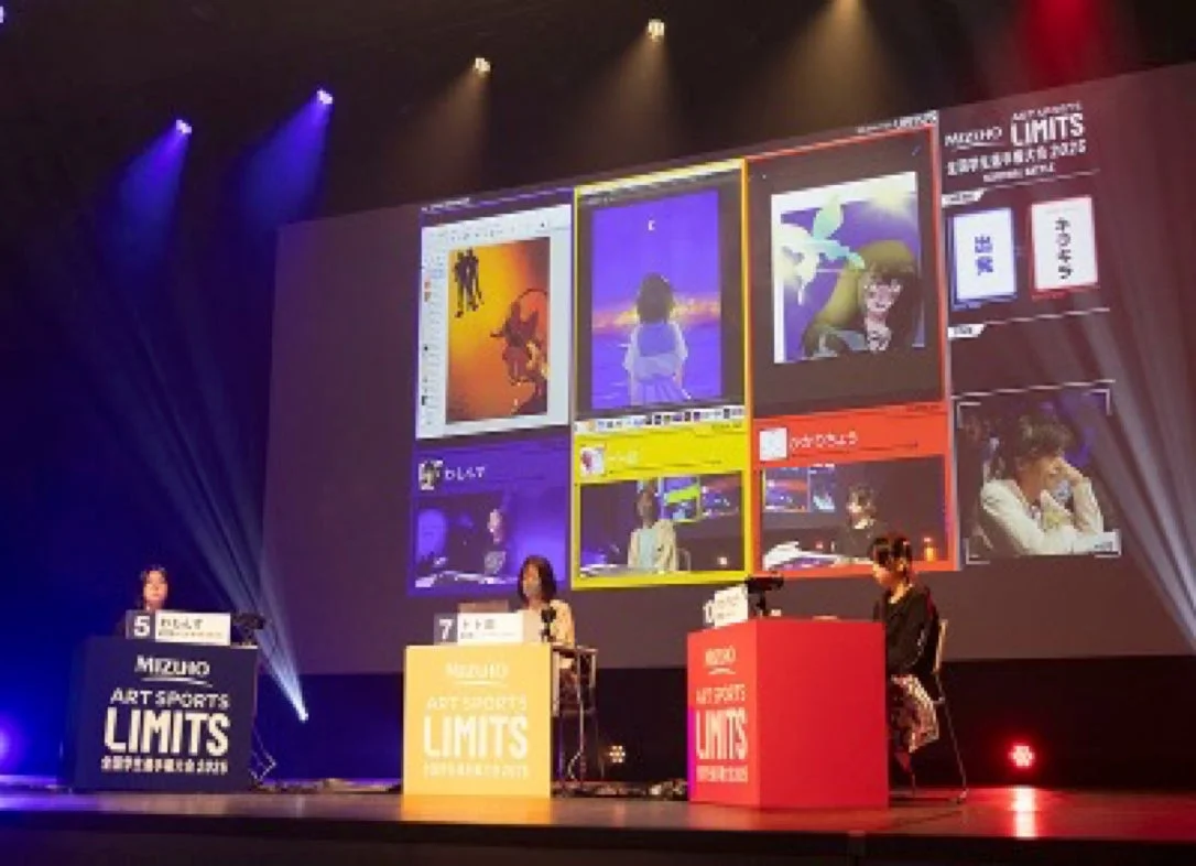 「MIZUHO ART SPORTS LIMITS 全国学生選手権大会 2025」の競技風景。ステージ上の参加者がデジタルアートを制作し、その過程や作品が大型スクリーンに映し出されている。