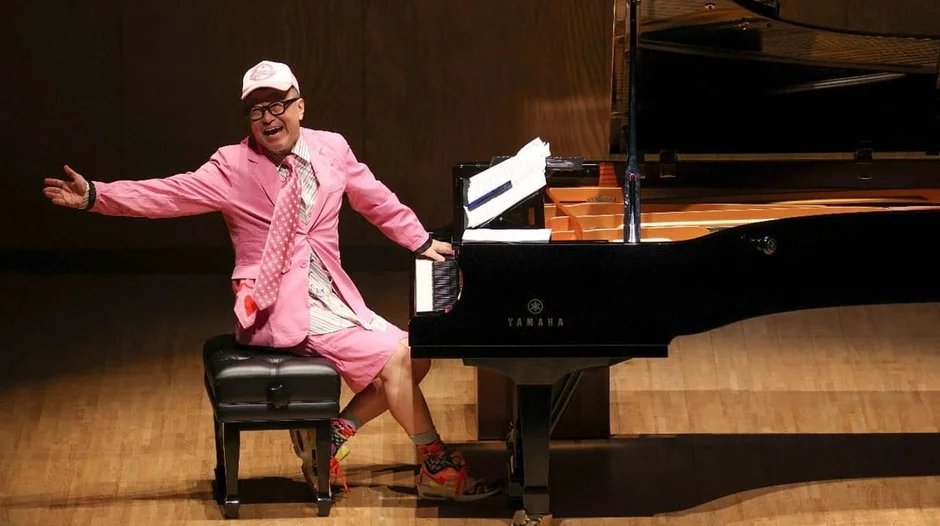 ステージでピアノを演奏する大江千里