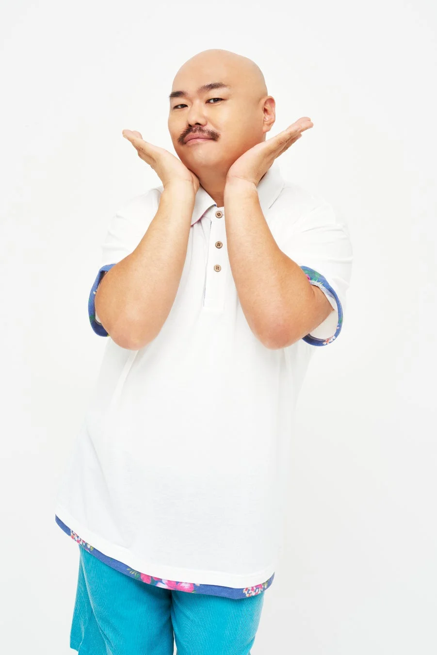 坊主頭と口ひげが特徴の男性