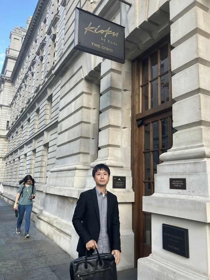 ロンドンの建物前に立つビジネスマン