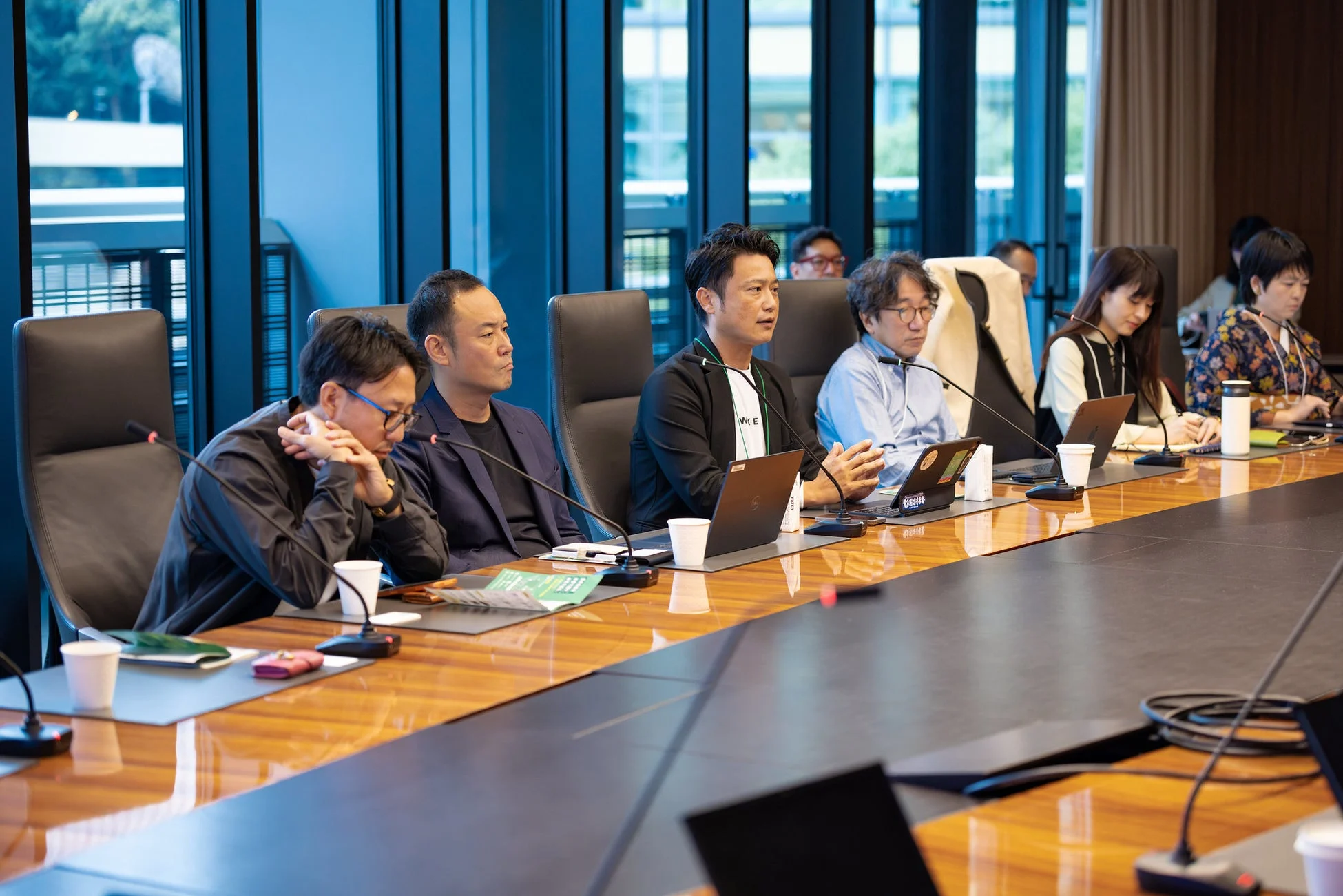 会議室で議論するビジネスパーソン