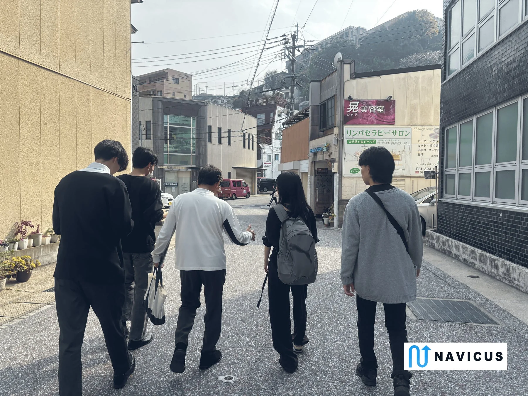 長崎の街並みを歩く参加者たち