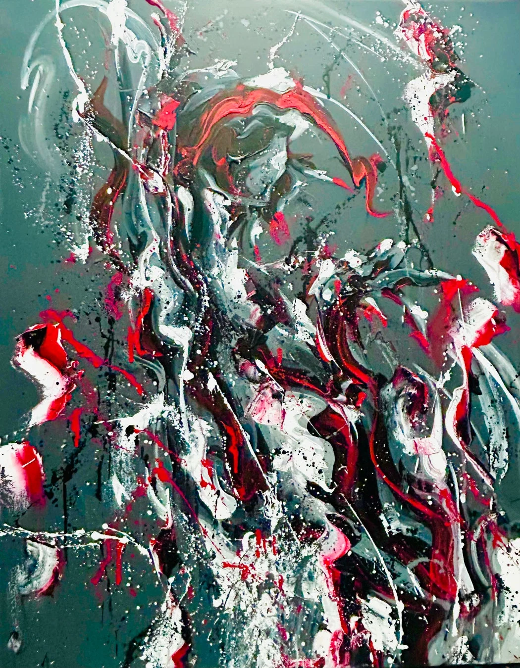 赤、白、黒、グレーの絵の具がダイナミックに飛び散り、混じり合った抽象画