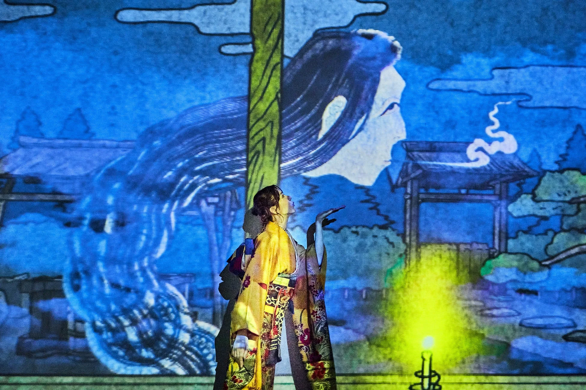 和服の女性と幻想的なプロジェクションマッピング