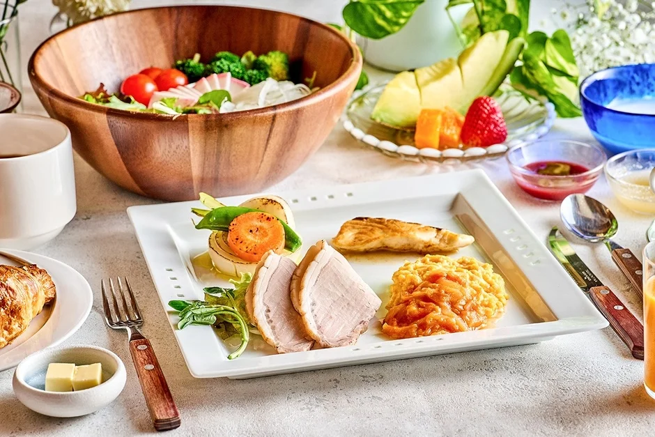 豪華な洋食プレートの朝食