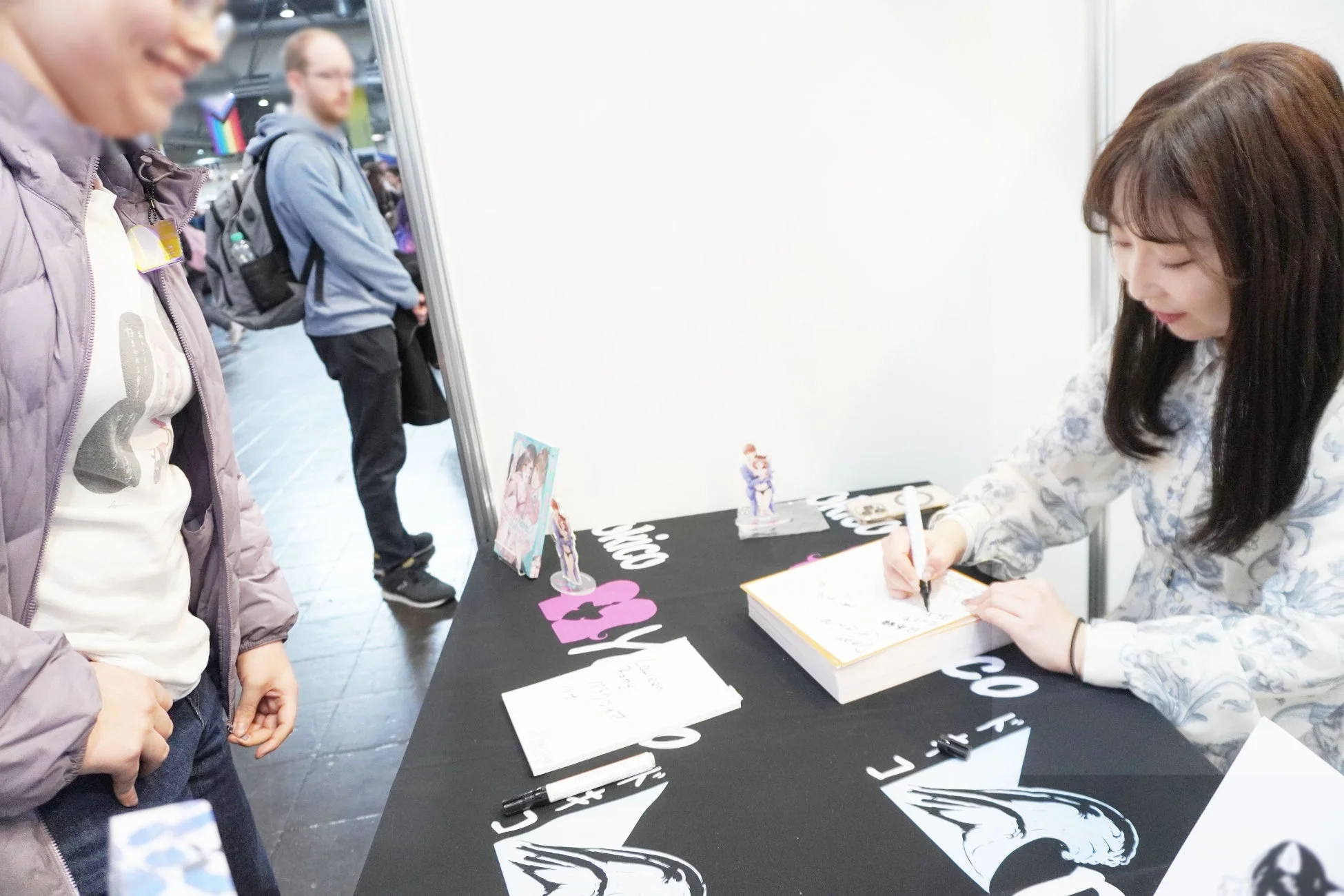 サイン会でファンと交流する嶋永のの氏