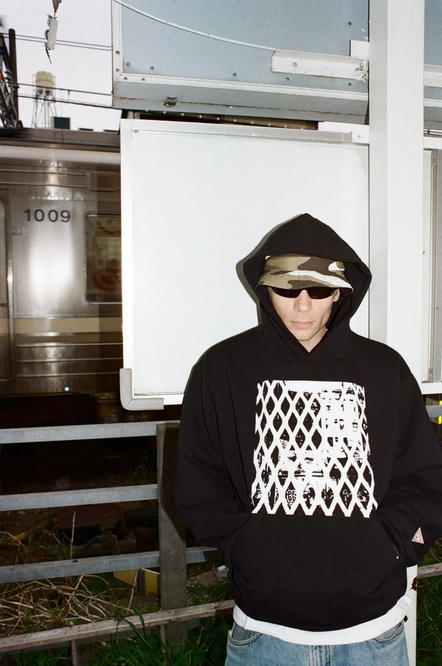 フーディーを着用した男性