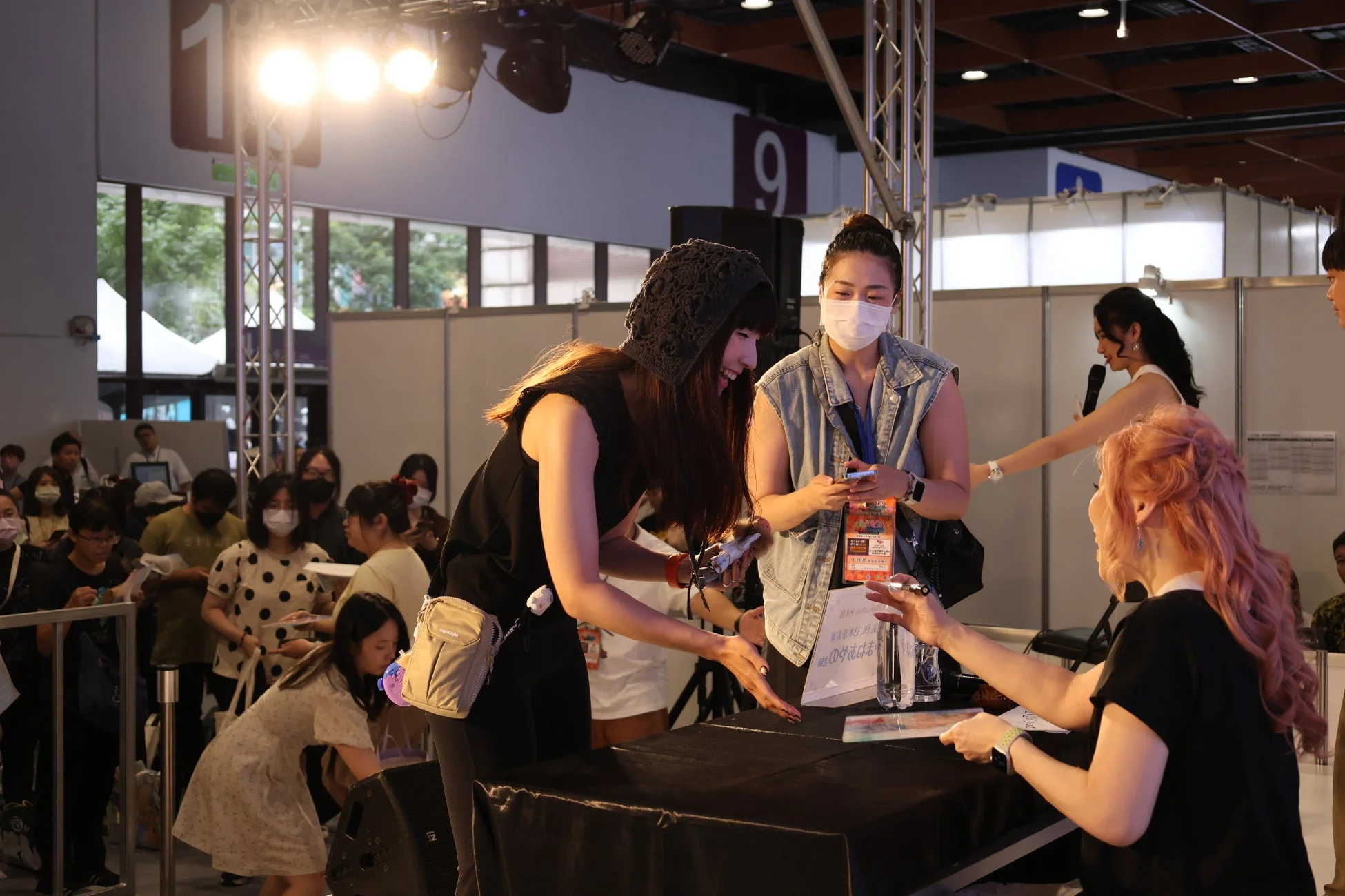 イベントでのサイン会・お渡し会の様子