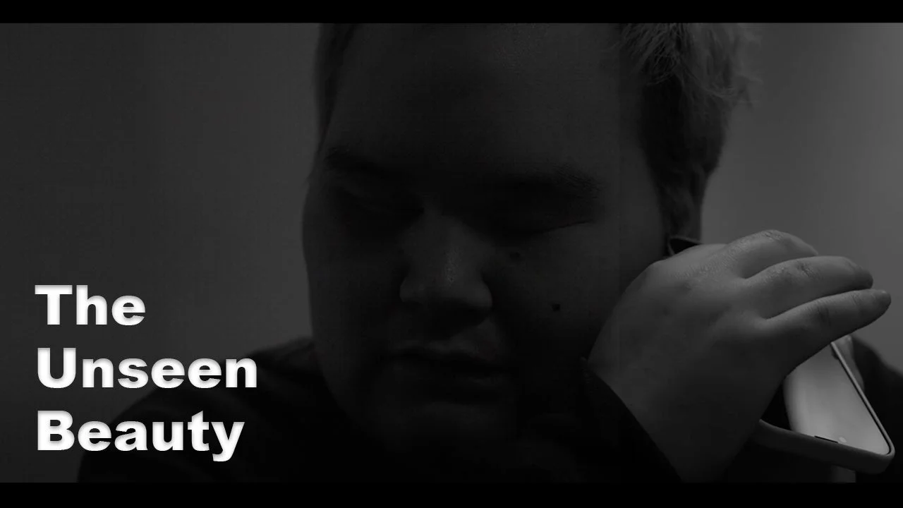 イヤホンを装着し目を閉じる人物