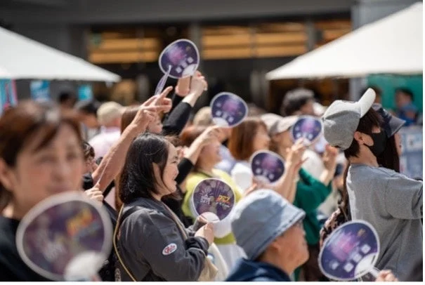 うちわを掲げる観客