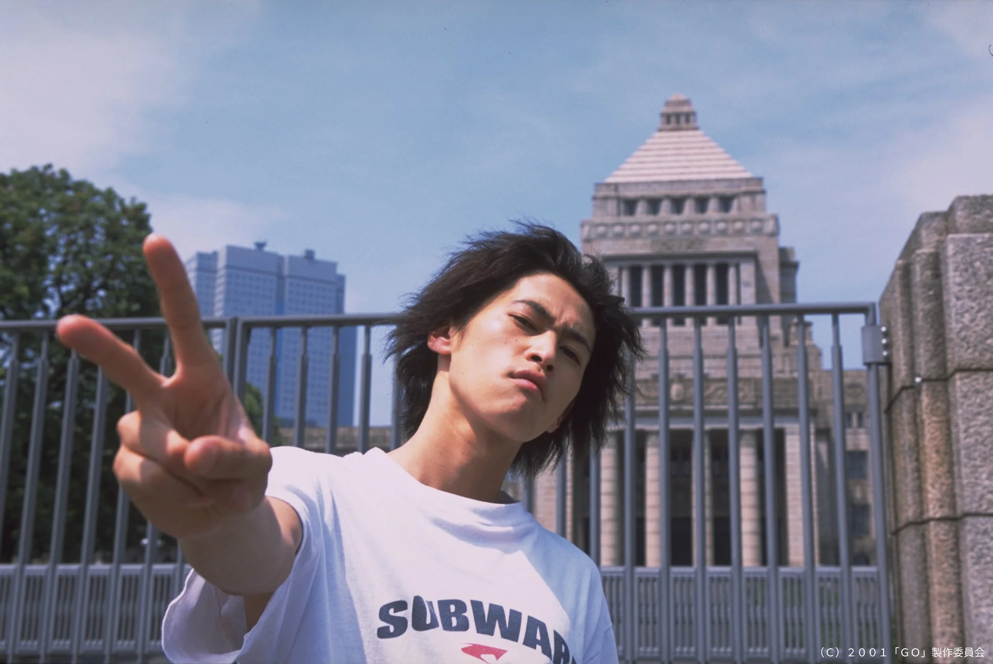 ピースサインをする杉原