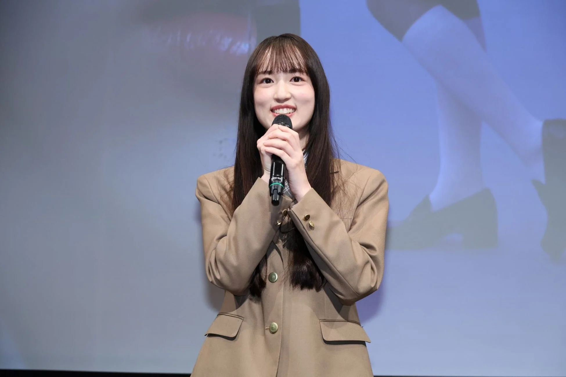 笑顔でマイクを持つ仲島有彩さん