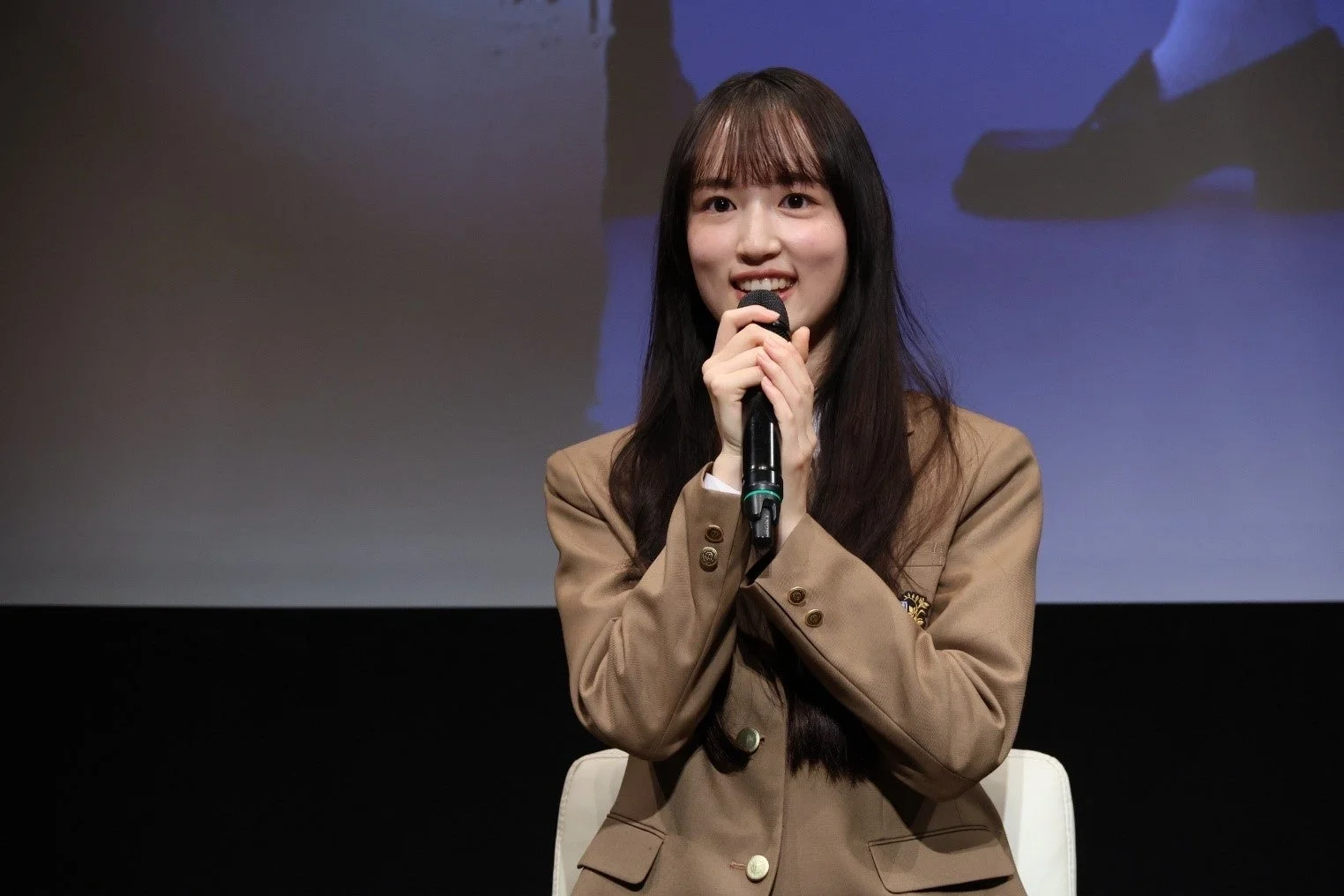 マイクを手に笑顔を見せる仲島有彩さん