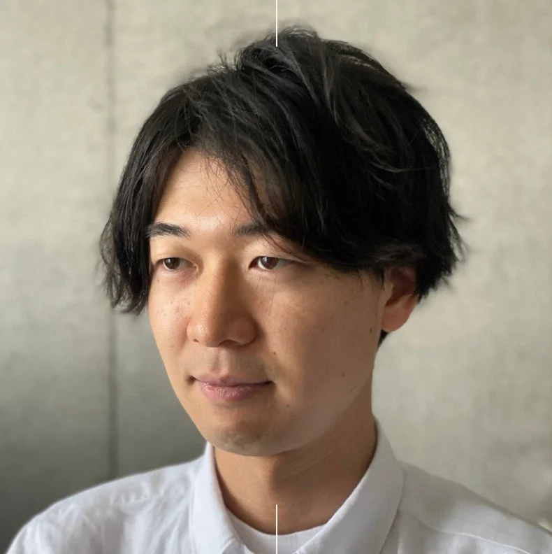 白いシャツを着たアジア人男性のポートレート