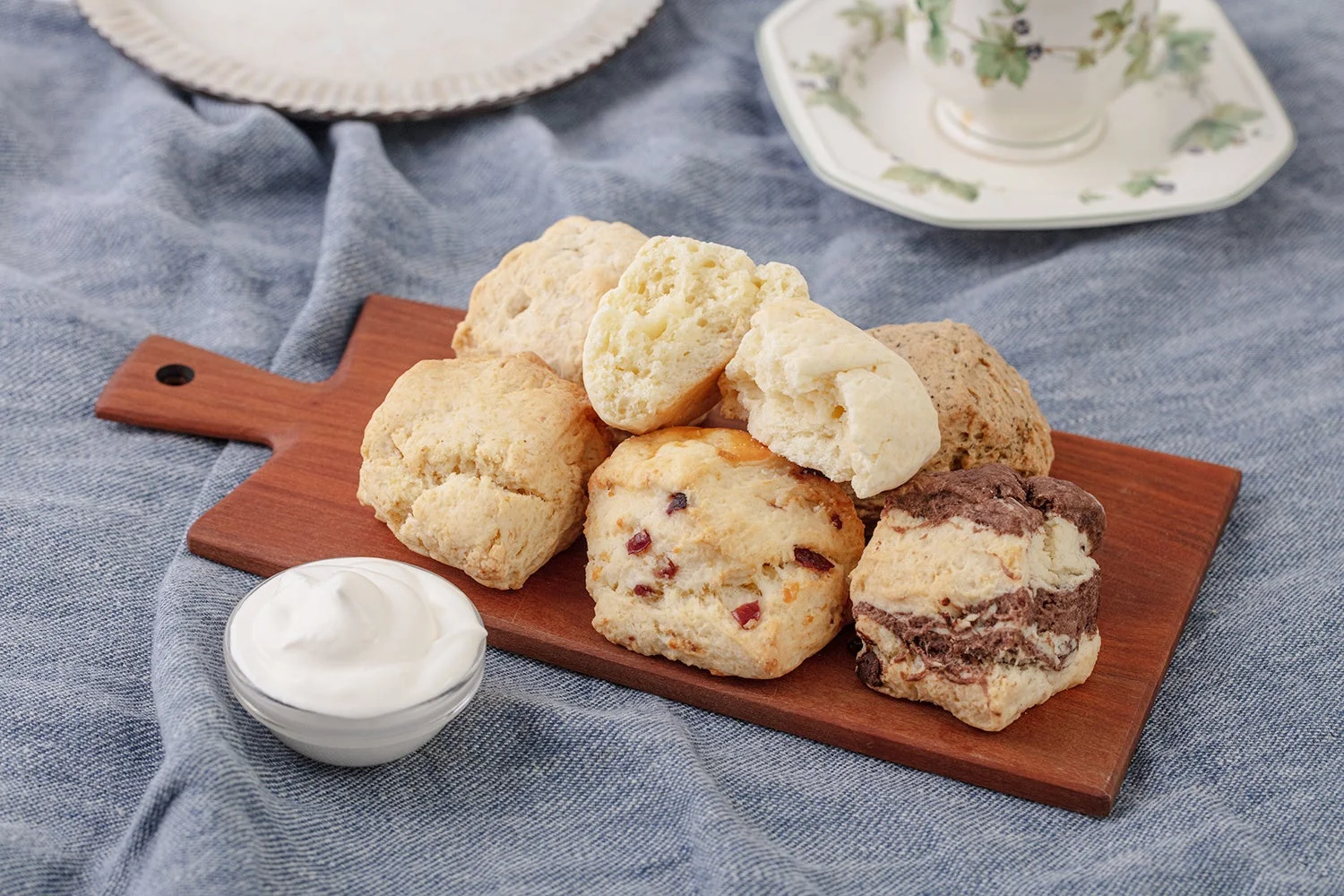 様々な種類のスコーンが盛り付けられたティータイムの風景