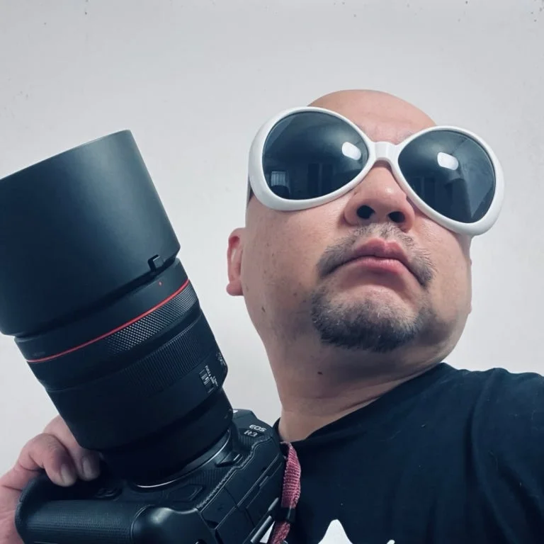 カメラを構える男性