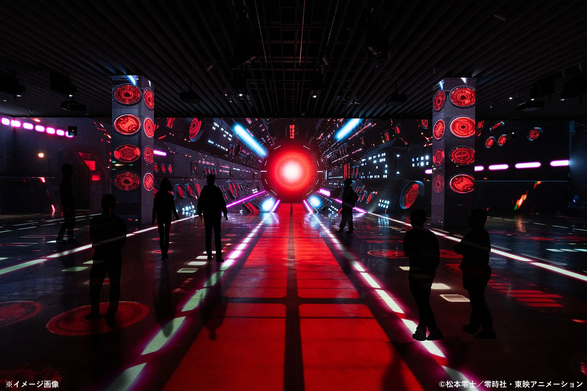 未来的な展示空間での没入体験