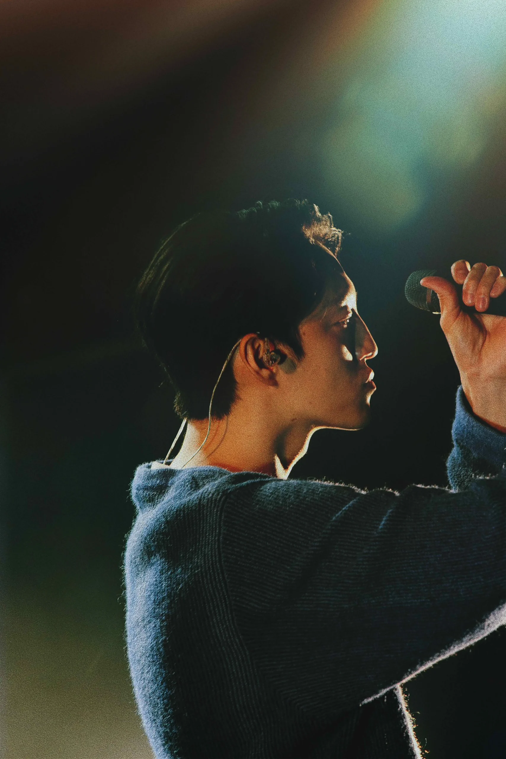 マイクを握り歌う森田美勇人